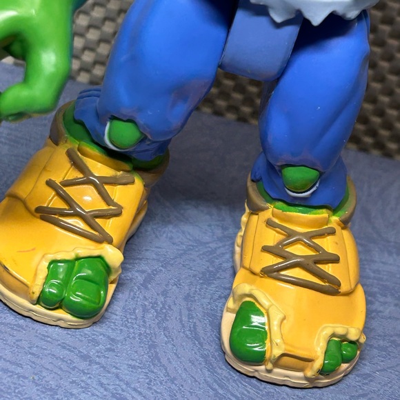 Iconic Rare Preowned Marvel 2002 Playwell Incredible Hulk Kids Toy Figure - Picture 4 of 17